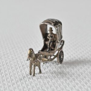 Paard met wagen zilver